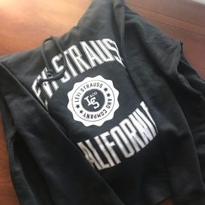 Levi’s cropped hoodie. 🥰❤️🙋🏻‍♀️ Classic Cali